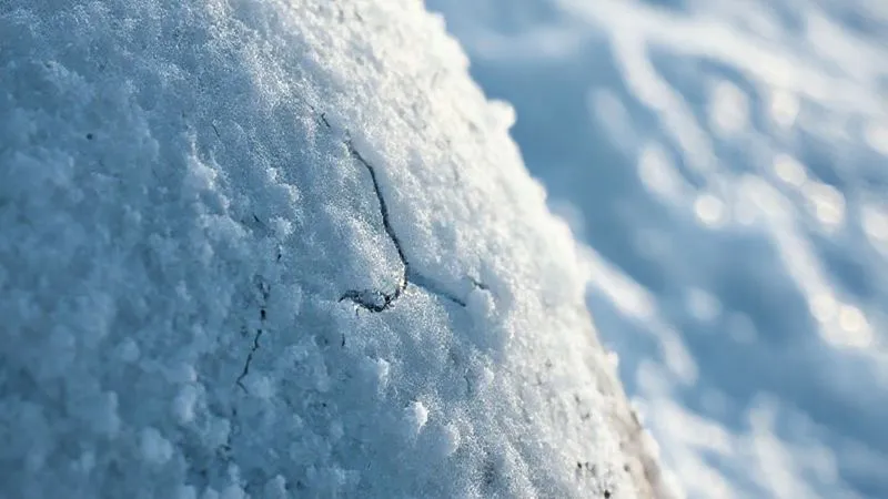 A close-up, macro shot of a worn snow tube surface, showing microscopic cracks, scuffs, and signs of material fatigue against a backdrop of crystalline ice. Photorealistic, professional photography, 8K, cinematic lighting, sharp focus on the material damage, depth of field blurring the background, shot on a high-end DSLR. A close-up, macro shot of a worn snow tube surface, showing microscopic cracks, scuffs, and signs of material fatigue against a backdrop of crystalline ice. Photorealistic, professional photography, 8K, cinematic lighting, sharp focus on the material damage, depth of field blurring the background, shot on a high-end DSLR.