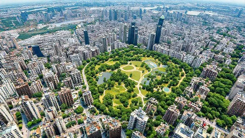 A photorealistic, detailed aerial map view of a bustling city with a prominent, vibrant green urban park clearly marked, showing walking paths and water features, 8K, professional cartography style. A photorealistic, detailed aerial map view of a bustling city with a prominent, vibrant green urban park clearly marked, showing walking paths and water features, 8K, professional cartography style.